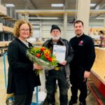 Maria Klein-Schmidt gratuliert Herr Puscher zu seinem 25-jährigen Dienstjubiläum bei Anton Klein